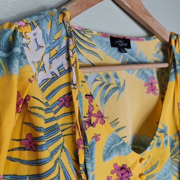 Milk & Honey Bubble Sleeve Tropical Print Crop Top - Picture 5 of 11